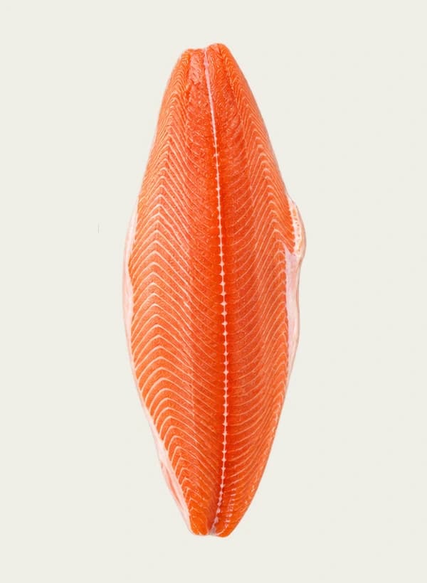 Atlantiklachsfilet auf Trim B getrimmt, von oben fotografiert