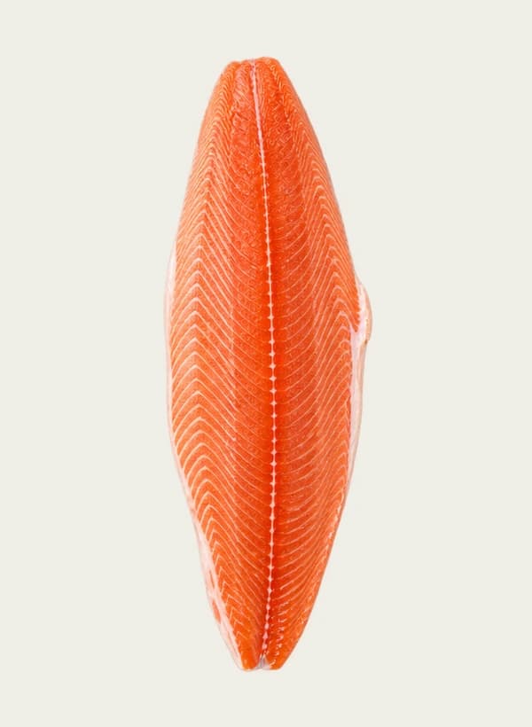 Atlantiklachsfilet auf Trim C getrimmt, von oben fotografiert